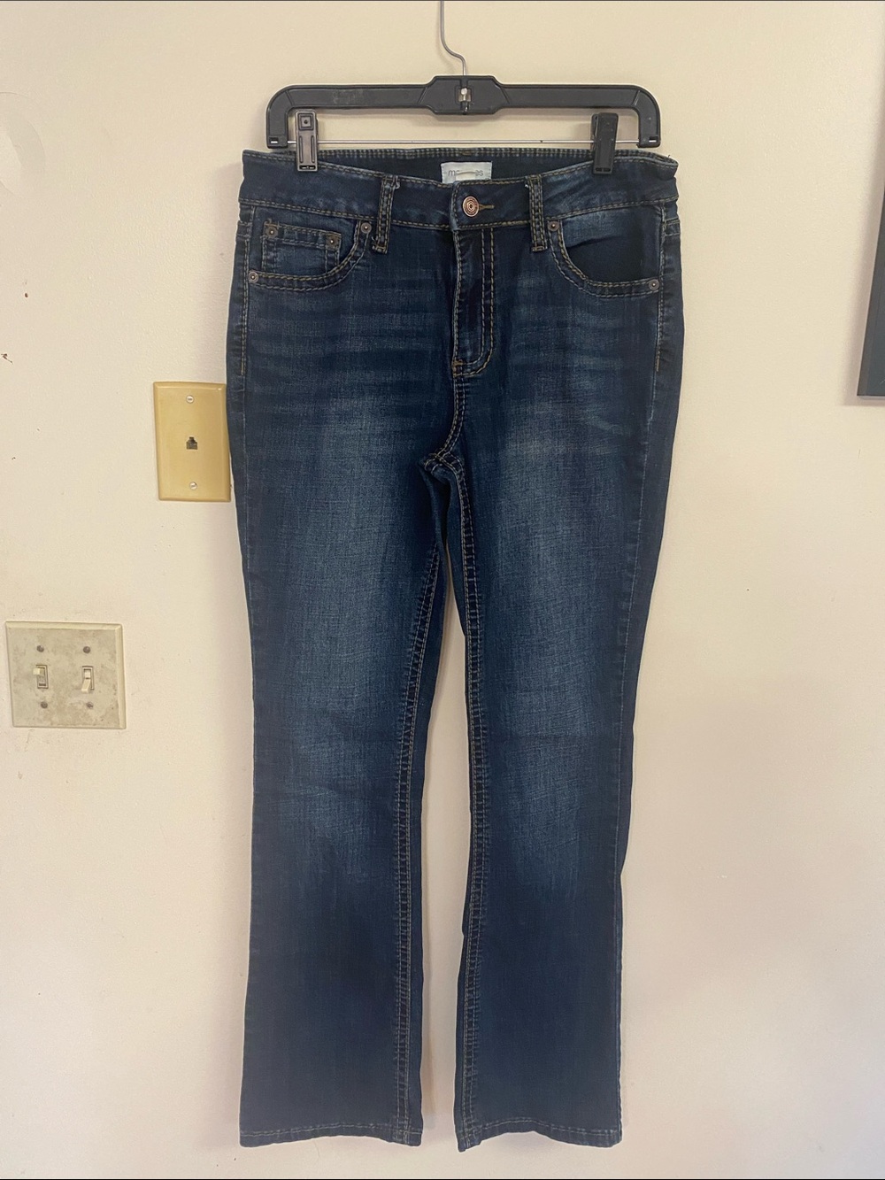 Maurices Mid Rise Slim Bootcut Size 10 Reg Dark Wash Button Flap Pocket Details